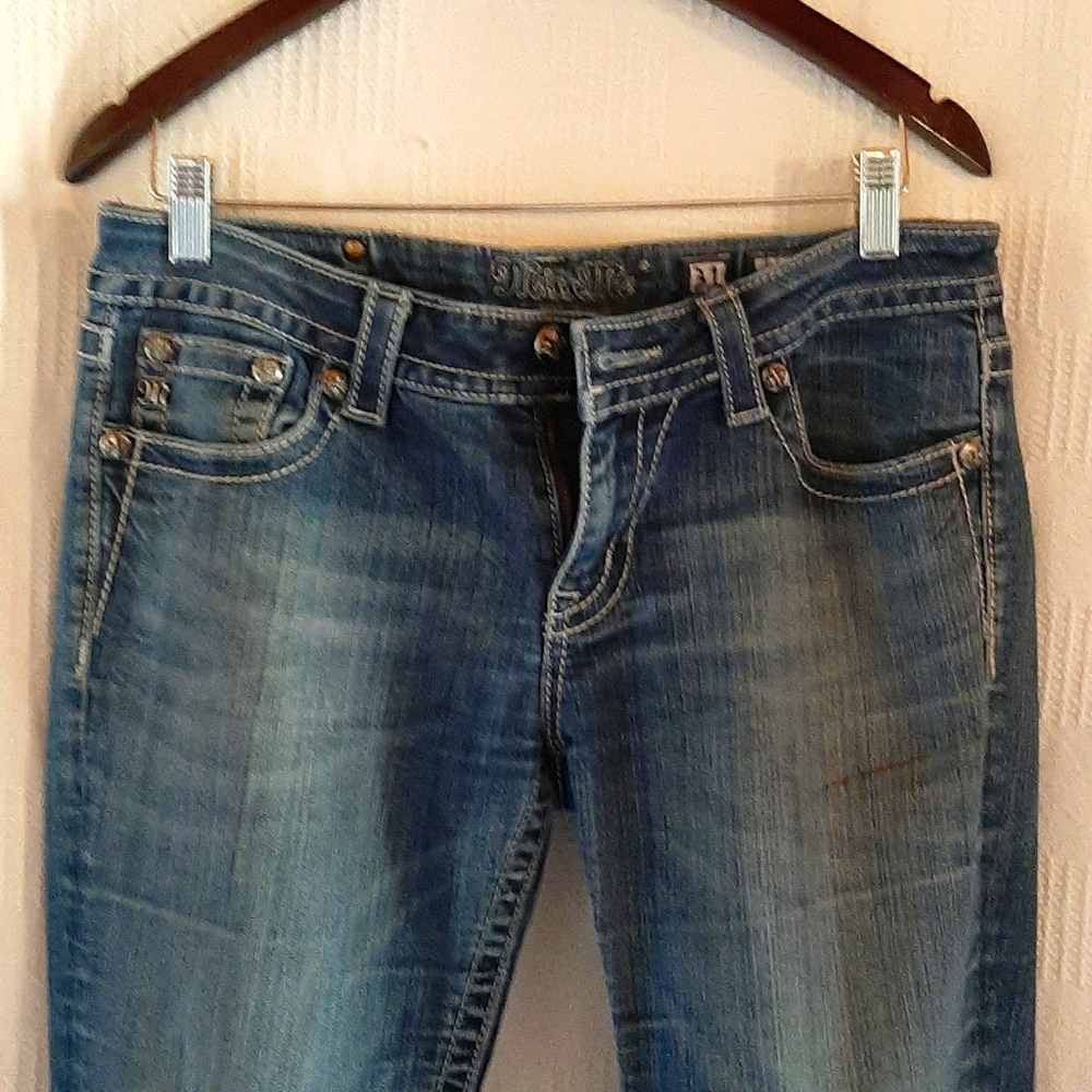 Very nice Miss Me Jean's. Size 31 skinny